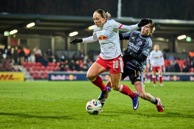 01.02.2026, GER, Frauenfußball, BL, 2025 2026, RB Leipzig - Eintracht Frankfurt Gina Chmielinski (10, RB Leipzig, vorn), Geraldine Reuteler (14, Eintracht Frankfurt), Aktion, Zweikampf um Ball Leipzig Trainingszentrum der Roten Bulle Sachsen Deutschland