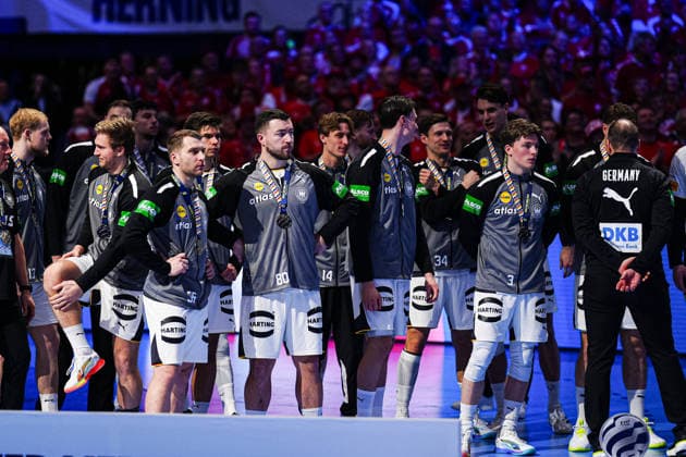 Deutschland bei Siegerehrung DEN, Daenemark vs. Deutschland, Handball, EHF Europameisterschaft 2026, Finale, 01.02.2026 DEN, Daenemark vs. Deutschland, Handball, EHF Europameisterschaft 2026, Finale, 01.02.2026 Herning Copyright: xEibner-Pressefoto MarcelxvonxFehrnx EP_MFN
