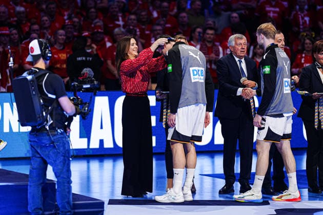 Koenigin Mary von Daenemark uebergibt Medaillen DEN, Daenemark vs. Deutschland, Handball, EHF Europameisterschaft 2026, Finale, 01.02.2026 DEN, Daenemark vs. Deutschland, Handball, EHF Europameisterschaft 2026, Finale, 01.02.2026 Herning Copyright: xEibner-Pressefoto MarcelxvonxFehrnx EP_MFN
