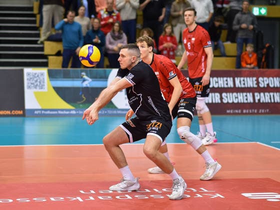 Jakob Elsaesser (TV Rottenburg, 04) bei der Annahme, dahinter Luca Wahrlich (TV Rottenburg, 13) und Niklas Lichtenauer (TV Rottenburg, 08) TV Rottenburg vs. VC Juniors Frankfurt, Volleyball, 2. Bundesliga Sued, 17. Spieltag, Spiel 5676, Saison 2025 2026, 01.02.2026, TV Rottenburg vs. VC Juniors Frankfurt, Volleyball, 2. Bundesliga Sued, 17. Spieltag, Spiel 5676, Saison 2025 2026, 01.02.2026 Rottenburg Copyright: xEibner-Pressefoto RalphxKunzex EP_RKE