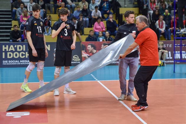die Folie der Werbung beim neuen Hallenbelag ging kaputt und musste entfernt werden TV Rottenburg vs. VC Juniors Frankfurt, Volleyball, 2. Bundesliga Sued, 17. Spieltag, Spiel 5676, Saison 2025 2026, 01.02.2026, TV Rottenburg vs. VC Juniors Frankfurt, Volleyball, 2. Bundesliga Sued, 17. Spieltag, Spiel 5676, Saison 2025 2026, 01.02.2026 Rottenburg Copyright: xEibner-Pressefoto RalphxKunzex EP_RKE