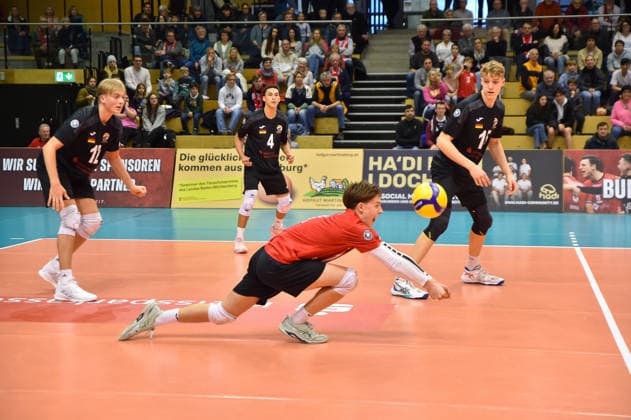 Mykhaylo Kosyak (VC Juniors Frankfurt, 01), hinten von links Levi Rieckhoff (VC Juniors Frankfurt, 12), Maxim Mandic (VC Juniors Frankfurt, 04), Felix Staehle (VC Juniors Frankfurt, 15) TV Rottenburg vs. VC Juniors Frankfurt, Volleyball, 2. Bundesliga Sued, 17. Spieltag, Spiel 5676, Saison 2025 2026, 01.02.2026, TV Rottenburg vs. VC Juniors Frankfurt, Volleyball, 2. Bundesliga Sued, 17. Spieltag, Spiel 5676, Saison 2025 2026, 01.02.2026 Rottenburg Copyright: xEibner-Pressefoto RalphxKunzex EP_RKE