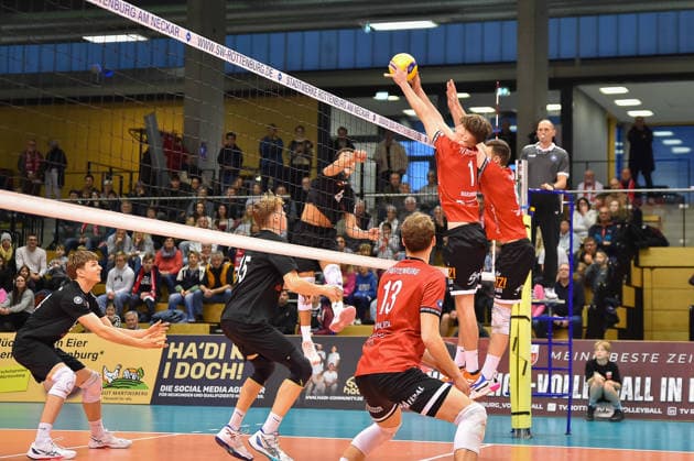 im Angriff: Maxim Mandic (VC Juniors Frankfurt, 04), im Block: Dominik Marjanovic (TV Rottenburg, 01), Niklas Lichtenauer (TV Rottenburg, 08) TV Rottenburg vs. VC Juniors Frankfurt, Volleyball, 2. Bundesliga Sued, 17. Spieltag, Spiel 5676, Saison 2025 2026, 01.02.2026, TV Rottenburg vs. VC Juniors Frankfurt, Volleyball, 2. Bundesliga Sued, 17. Spieltag, Spiel 5676, Saison 2025 2026, 01.02.2026 Rottenburg Copyright: xEibner-Pressefoto RalphxKunzex EP_RKE