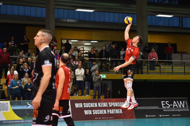 Sprungaufschlag, Niklas Lichtenauer (TV Rottenburg, 08) TV Rottenburg vs. VC Juniors Frankfurt, Volleyball, 2. Bundesliga Sued, 17. Spieltag, Spiel 5676, Saison 2025 2026, 01.02.2026, TV Rottenburg vs. VC Juniors Frankfurt, Volleyball, 2. Bundesliga Sued, 17. Spieltag, Spiel 5676, Saison 2025 2026, 01.02.2026 Rottenburg Copyright: xEibner-Pressefoto RalphxKunzex EP_RKE