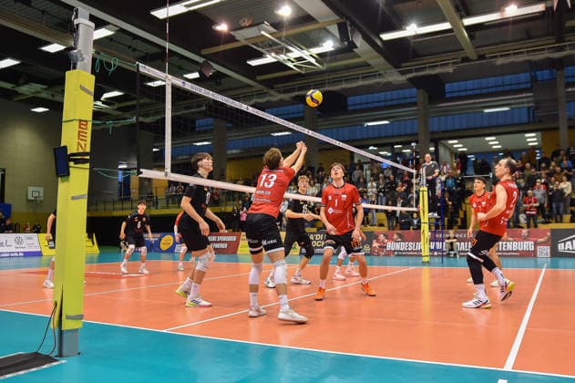 Luca Wahrlich (TV Rottenburg, 13) stellt den Ball, rechts Dominik Marjanovic (TV Rottenburg, 01) TV Rottenburg vs. VC Juniors Frankfurt, Volleyball, 2. Bundesliga Sued, 17. Spieltag, Spiel 5676, Saison 2025 2026, 01.02.2026, TV Rottenburg vs. VC Juniors Frankfurt, Volleyball, 2. Bundesliga Sued, 17. Spieltag, Spiel 5676, Saison 2025 2026, 01.02.2026 Rottenburg Copyright: xEibner-Pressefoto RalphxKunzex EP_RKE