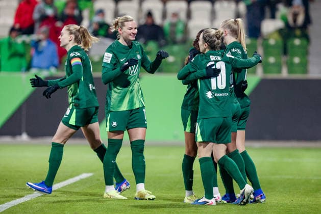 Spielerinnen vom VfL Wolfsburg mit Torjubel, Jubel, jubeln, jubelt, optimistisch, Spielszene, Highlight, Freude über das Tor zum 1:0, DIE DFB-RICHTLINIEN UNTERSAGEN JEGLICHE NUTZUNG VON FOTOS ALS SEQUENZBILDER UND ODER VIDEOÄHNLICHE FOTOSTRECKEN. DFB REGULATIONS PROHIBIT ANY USE OF PHOTOGRAPHS AS IMAGE SEQUENCES AND OR QUASI-VIDEO., 02.02.2026, (), Fussball, Google Pixel Frauen-Bundesliga, VfL Wolfsburg - 1. FC Köln
