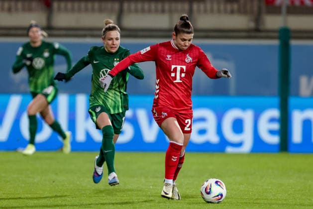 v.li.: Svenja Huth (VfL Wolfsburg, 10) und Martyna Wiankowska (1. FC Köln, 26) im Zweikampf, Duell, Dynamik, Aktion, Action, Spielszene, DIE DFB-RICHTLINIEN UNTERSAGEN JEGLICHE NUTZUNG VON FOTOS ALS SEQUENZBILDER UND ODER VIDEOÄHNLICHE FOTOSTRECKEN. DFB REGULATIONS PROHIBIT ANY USE OF PHOTOGRAPHS AS IMAGE SEQUENCES AND OR QUASI-VIDEO., 02.02.2026, (), Fussball, Google Pixel Frauen-Bundesliga, VfL Wolfsburg - 1. FC Köln