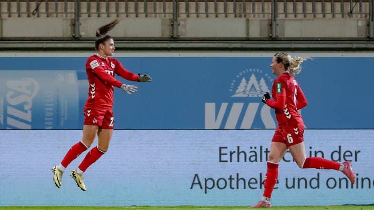 v.li.: Martyna Wiankowska (1. FC Köln, 26) und Sandra Maria Jessen (1. FC Köln, 6) mit Torjubel, Jubel, jubeln, jubelt, optimistisch, Spielszene, Highlight, Freude über das Tor zum 1:1, DIE DFB-RICHTLINIEN UNTERSAGEN JEGLICHE NUTZUNG VON FOTOS ALS SEQUENZBILDER UND ODER VIDEOÄHNLICHE FOTOSTRECKEN. DFB REGULATIONS PROHIBIT ANY USE OF PHOTOGRAPHS AS IMAGE SEQUENCES AND OR QUASI-VIDEO., 02.02.2026, (), Fussball, Google Pixel Frauen-Bundesliga, VfL Wolfsburg - 1. FC Köln
