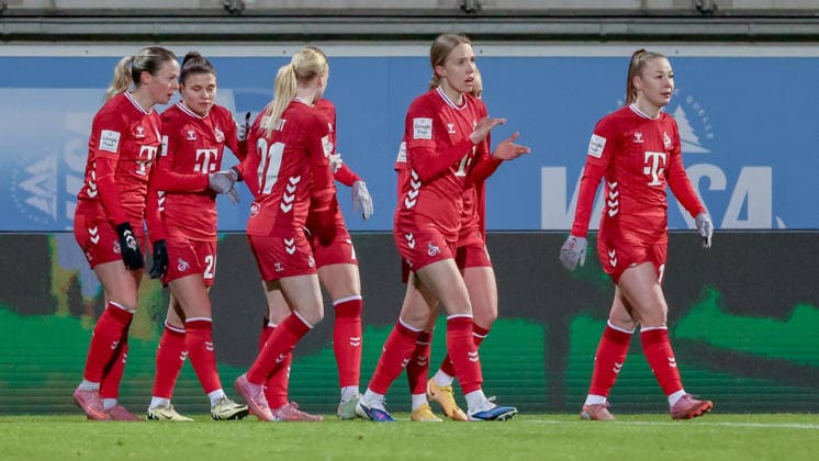 Spielerinnen von 1. FC Köln mit Torjubel, Jubel, jubeln, jubelt, optimistisch, Spielszene, Highlight, Freude über das Tor zum 1:1, DIE DFB-RICHTLINIEN UNTERSAGEN JEGLICHE NUTZUNG VON FOTOS ALS SEQUENZBILDER UND ODER VIDEOÄHNLICHE FOTOSTRECKEN. DFB REGULATIONS PROHIBIT ANY USE OF PHOTOGRAPHS AS IMAGE SEQUENCES AND OR QUASI-VIDEO., 02.02.2026, (), Fussball, Google Pixel Frauen-Bundesliga, VfL Wolfsburg - 1. FC Köln