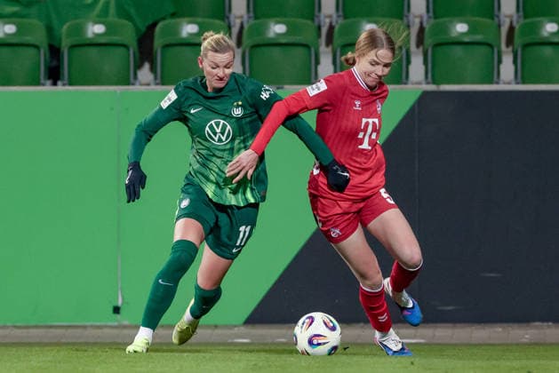 v.li.: Alexandra Popp (VfL Wolfsburg, 11) und Celina Degen (1. FC Köln, 5) im Zweikampf, Duell, Dynamik, Aktion, Action, Spielszene, DIE DFB-RICHTLINIEN UNTERSAGEN JEGLICHE NUTZUNG VON FOTOS ALS SEQUENZBILDER UND ODER VIDEOÄHNLICHE FOTOSTRECKEN. DFB REGULATIONS PROHIBIT ANY USE OF PHOTOGRAPHS AS IMAGE SEQUENCES AND OR QUASI-VIDEO., 02.02.2026, (), Fussball, Google Pixel Frauen-Bundesliga, VfL Wolfsburg - 1. FC Köln