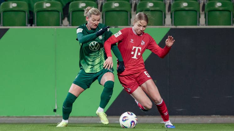 v.li.: Alexandra Popp (VfL Wolfsburg, 11) und Celina Degen (1. FC Köln, 5) im Zweikampf, Duell, Dynamik, Aktion, Action, Spielszene, DIE DFB-RICHTLINIEN UNTERSAGEN JEGLICHE NUTZUNG VON FOTOS ALS SEQUENZBILDER UND ODER VIDEOÄHNLICHE FOTOSTRECKEN. DFB REGULATIONS PROHIBIT ANY USE OF PHOTOGRAPHS AS IMAGE SEQUENCES AND OR QUASI-VIDEO., 02.02.2026, (), Fussball, Google Pixel Frauen-Bundesliga, VfL Wolfsburg - 1. FC Köln