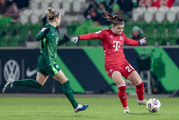 v.li.: Svenja Huth (VfL Wolfsburg, 10) und Martyna Wiankowska (1. FC Köln, 26) im Zweikampf, Duell, Dynamik, Aktion, Action, Spielszene, DIE DFB-RICHTLINIEN UNTERSAGEN JEGLICHE NUTZUNG VON FOTOS ALS SEQUENZBILDER UND ODER VIDEOÄHNLICHE FOTOSTRECKEN. DFB REGULATIONS PROHIBIT ANY USE OF PHOTOGRAPHS AS IMAGE SEQUENCES AND OR QUASI-VIDEO., 02.02.2026, (), Fussball, Google Pixel Frauen-Bundesliga, VfL Wolfsburg - 1. FC Köln