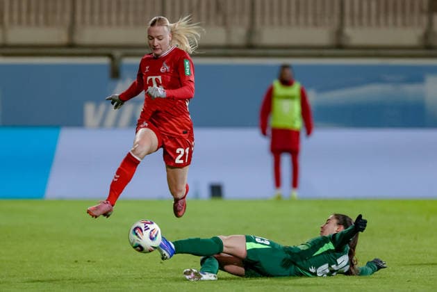 v.li.: Anna Gerhardt (1. FC Köln, 21) und Judit Pujols (VfL Wolfsburg, 33) im Zweikampf, Duell, Dynamik, Aktion, Action, Spielszene, DIE DFB-RICHTLINIEN UNTERSAGEN JEGLICHE NUTZUNG VON FOTOS ALS SEQUENZBILDER UND ODER VIDEOÄHNLICHE FOTOSTRECKEN. DFB REGULATIONS PROHIBIT ANY USE OF PHOTOGRAPHS AS IMAGE SEQUENCES AND OR QUASI-VIDEO., 02.02.2026, (), Fussball, Google Pixel Frauen-Bundesliga, VfL Wolfsburg - 1. FC Köln