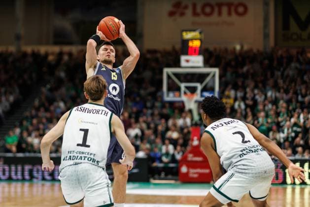 Martin Hermannsson (Alba Berlin) im Zweikampf mit Steven Ashworth(Gladiators Trier) und Dexter Akanno (Gladiators Trier), Vet Concept Gladiators Trier vs Alba Berlin, Basketball, easyCredit BBL, 18. Spieltag, Saison 2025 2026, 02.02.2026 Vet Concept Gladiators Trier vs Alba Berlin, Basketball, easyCredit BBL, 18. Spieltag, Saison 2025 2026, 02.02.2026 Copyright: xEibner-Pressefoto AlexanderxNeisx EP_ANS