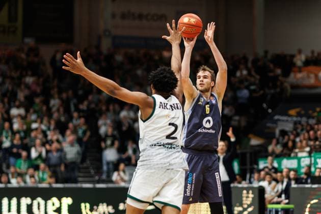 Malte Delow (Alba Berlin) im Zweikampf mit Dexter Akanno (Gladiators Trier), Vet Concept Gladiators Trier vs Alba Berlin, Basketball, easyCredit BBL, 18. Spieltag, Saison 2025 2026, 02.02.2026 Vet Concept Gladiators Trier vs Alba Berlin, Basketball, easyCredit BBL, 18. Spieltag, Saison 2025 2026, 02.02.2026 Copyright: xEibner-Pressefoto AlexanderxNeisx EP_ANS