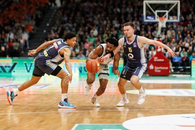 Dexter Akanno (Gladiators Trier) im Zweikampf mit Martin Hermannsson (Alba Berlin) und Jack Kayil (Alba Berlin), Vet Concept Gladiators Trier vs Alba Berlin, Basketball, easyCredit BBL, 18. Spieltag, Saison 2025 2026, 02.02.2026 Vet Concept Gladiators Trier vs Alba Berlin, Basketball, easyCredit BBL, 18. Spieltag, Saison 2025 2026, 02.02.2026 Copyright: xEibner-Pressefoto AlexanderxNeisx EP_ANS