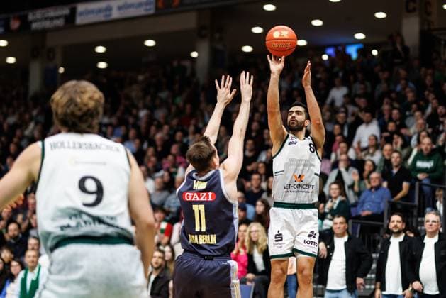 Behnam Yakhchali (Gladiators Trier) im Zweikampf mit Moses Wood (Alba Berlin), Vet Concept Gladiators Trier vs Alba Berlin, Basketball, easyCredit BBL, 18. Spieltag, Saison 2025 2026, 02.02.2026 Vet Concept Gladiators Trier vs Alba Berlin, Basketball, easyCredit BBL, 18. Spieltag, Saison 2025 2026, 02.02.2026 Copyright: xEibner-Pressefoto AlexanderxNeisx EP_ANS