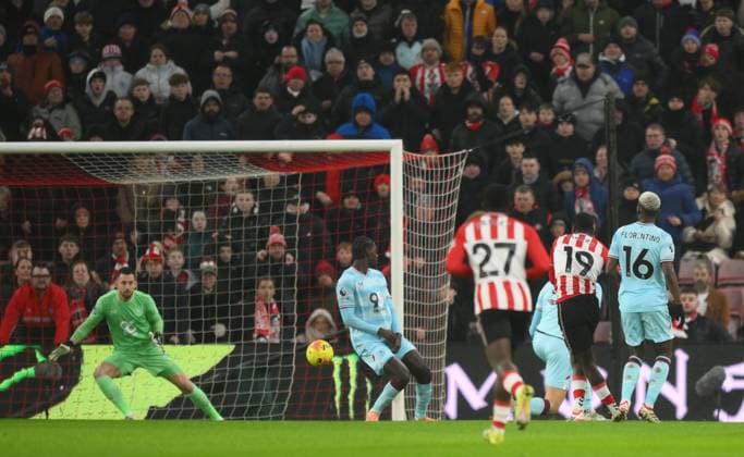 Habib Diarra of Sunderland scores their first goal via a deflection Sunderland v Burnley, Premier League, Football, Stadium of Light, Sunderland, UK - 02 Feb 2026Sunderland Stadium of Light United Kingdom EDITORIAL USE ONLY No use with unauthorised audio, video, data, fixture lists, club league logos or live services. Online in-match use limited to 120 images, no video emulation. No use in betting, games or single club league player publications. Copyright: xRichardxLee Shutterstockx 16499891t