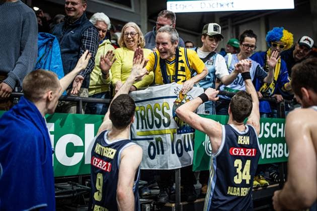 Jonas Mattisseck (Alba Berlin) und Justin Bean (Alba Berlin) feiern mit den Fans, Vet Concept Gladiators Trier vs Alba Berlin, Basketball, easyCredit BBL, 18. Spieltag, Saison 2025 2026, 02.02.2026 Vet Concept Gladiators Trier vs Alba Berlin, Basketball, easyCredit BBL, 18. Spieltag, Saison 2025 2026, 02.02.2026 Copyright: xEibner-Pressefoto AlexanderxNeisx EP_ANS