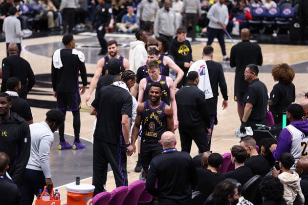 January 30, 2026, Washington, District Of Columbia, USA: BRONNY JAMES 9 and JAXSON HAYES 11 of the Los Angeles Lakers high five during the game against the Washington Wizards at Capital One Arena Washington USA - ZUMAs352 20260130_zsp_s352_007 Copyright: xSabinaxShyshx