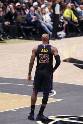 January 30, 2026, Washington, District Of Columbia, USA: LEBRON JAMES 23 of the Los Angeles Lakers looks on during the game against the Washington Wizards at Capital One Arena Washington USA - ZUMAs352 20260130_zsp_s352_011 Copyright: xSabinaxShyshx