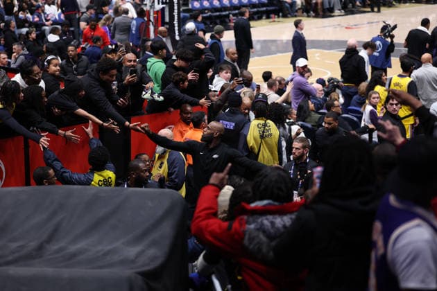 January 30, 2026, Washington, District Of Columbia, USA: LEBRON JAMES 23 of the Los Angeles Lakers exits the court after a game against the Washington Wizards at Capital One Arena Washington USA - ZUMAs352 20260130_zsp_s352_015 Copyright: xSabinaxShyshx