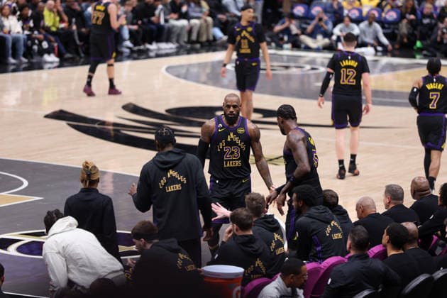 January 30, 2026, Washington, District Of Columbia, USA: LEBRON JAMES 23 of the Los Angeles Lakers high fives during the game against the Washington Wizards at Capital One Arena Washington USA - ZUMAs352 20260130_zsp_s352_024 Copyright: xSabinaxShyshx