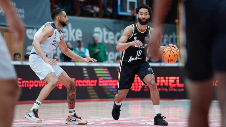 Im Bild: v.li. Cameron Hunt (Joventut Badalona, 24) gegen Davion Mintz (Wuerzburg Baskets, 10) 03.02.2026, Fitness First Wuerzburg Baskets vs. Joventut Badalona, Basketball Champions League, Round of 16, Group K, 3. Spieltag, Deutschland, 97072, tectake-Arena Wuerzburg, Copyright: HMBxMedia xJulienxBecker