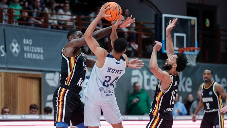 Im Bild: v.li. Eddy Edigin (Wuerzburg Baskets, 27), Cameron Hunt (Joventut Badalona, 24) und Davion Mintz (Wuerzburg Baskets, 10) 03.02.2026, Fitness First Wuerzburg Baskets vs. Joventut Badalona, Basketball Champions League, Round of 16, Group K, 3. Spieltag, Deutschland, 97072, tectake-Arena Wuerzburg, Copyright: HMBxMedia xJulienxBecker