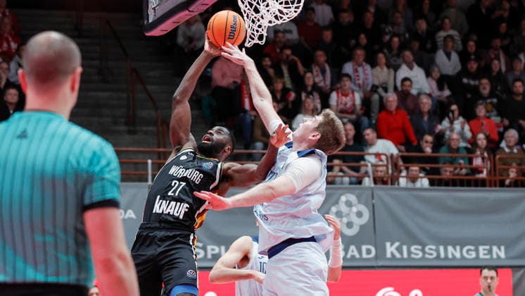 Im Bild: v.li. Eddy Edigin (Wuerzburg Baskets, 27) gegen Simon Birgander (Joventut Badalona, 35) 03.02.2026, Fitness First Wuerzburg Baskets vs. Joventut Badalona, Basketball Champions League, Round of 16, Group K, 3. Spieltag, Deutschland, 97072, tectake-Arena Wuerzburg, Copyright: HMBxMedia xJulienxBecker