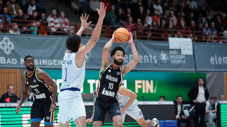 Im Bild: v.li. Yannick Kraag (Joventut Badalona, 1) gegen Davion Mintz (Wuerzburg Baskets, 10) 03.02.2026, Fitness First Wuerzburg Baskets vs. Joventut Badalona, Basketball Champions League, Round of 16, Group K, 3. Spieltag, Deutschland, 97072, tectake-Arena Wuerzburg, Copyright: HMBxMedia xJulienxBecker