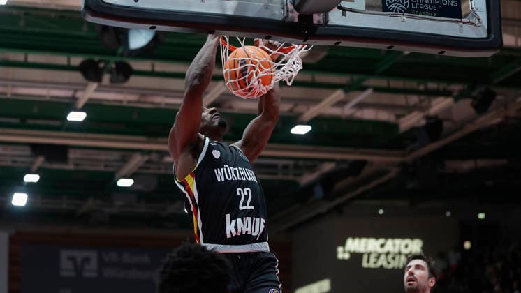 Im Bild: Johnathan Stove (Wuerzburg Baskets, 22) mit dem Dunking 03.02.2026, Fitness First Wuerzburg Baskets vs. Joventut Badalona, Basketball Champions League, Round of 16, Group K, 3. Spieltag, Deutschland, 97072, tectake-Arena Wuerzburg, Copyright: HMBxMedia xJulienxBecker