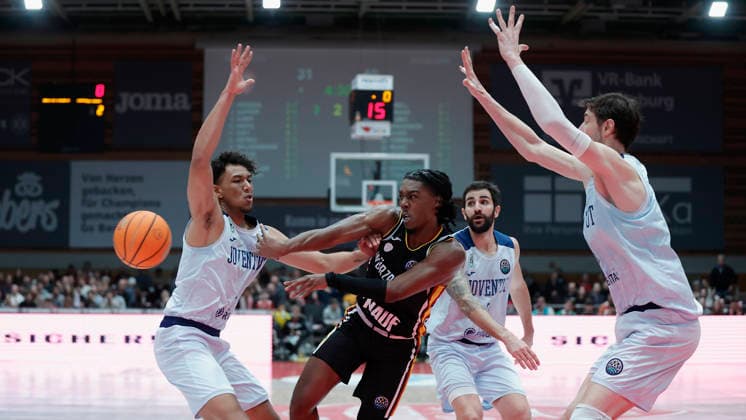 Im Bild: v.li. Yannick Kraag (Joventut Badalona, 1), Marcus Carr(Wuerzburg Baskets, 5), Yannick Kraag (Joventut Badalona, 1) und Ante Tomic (Joventut Badalona, 44) 03.02.2026, Fitness First Wuerzburg Baskets vs. Joventut Badalona, Basketball Champions League, Round of 16, Group K, 3. Spieltag, Deutschland, 97072, tectake-Arena Wuerzburg, Copyright: HMBxMedia xJulienxBecker