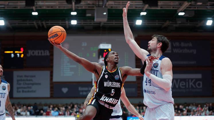 Im Bild: v.li. Marcus Carr(Wuerzburg Baskets, 5) gegen Ante Tomic (Joventut Badalona, 44) 03.02.2026, Fitness First Wuerzburg Baskets vs. Joventut Badalona, Basketball Champions League, Round of 16, Group K, 3. Spieltag, Deutschland, 97072, tectake-Arena Wuerzburg, Copyright: HMBxMedia xJulienxBecker
