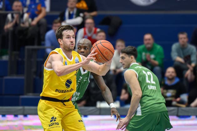 Spencer Reaves (MBC, 31), Andrew Jones (Kapfenberg, 1), Nemanja Krstic (Kapfenberg, 22), Syntainics MBC vs. Hefte Helfen Bulls Kapfenberg, European North Basketball League 2025 26, Germany, Austria, 03.02.2026. Foto: Schulz Weissenfels Stadthalle Sachsen-Anhalt Deutschland