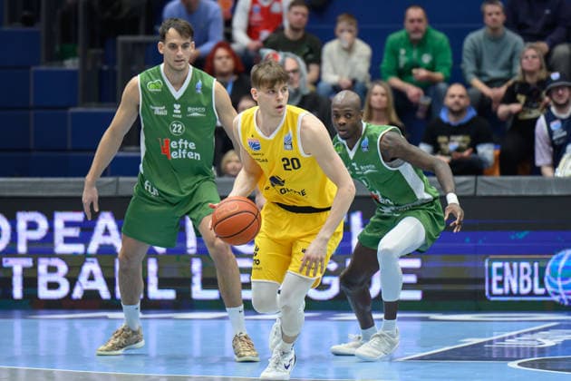 Nemanja Krstic (Kapfenberg, 22), Perttu Blomgren (MBC, 20), Andrew Jones (Kapfenberg, 1), Syntainics MBC vs. Hefte Helfen Bulls Kapfenberg, European North Basketball League 2025 26, Germany, Austria, 03.02.2026. Foto: Schulz Weissenfels Stadthalle Sachsen-Anhalt Deutschland