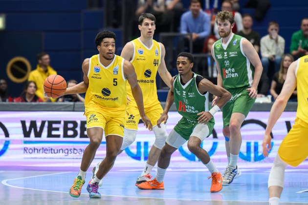 Marcus Foster (MBC, 5), Jure Planinic (MBC, 44), Quinton Green (Kapfenberg, 12), Alex Gross (Kapfenberg, 23), Syntainics MBC vs. Hefte Helfen Bulls Kapfenberg, European North Basketball League 2025 26, Germany, Austria, 03.02.2026. Foto: Schulz Weissenfels Stadthalle Sachsen-Anhalt Deutschland