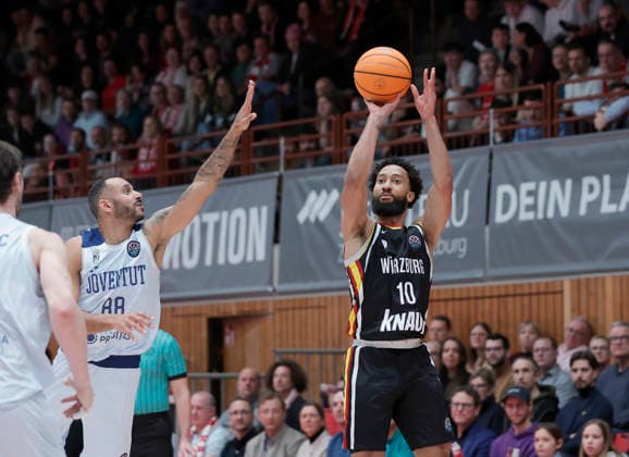 Im Bild: v.li. Adam Hanga (Joventut Badalona, 88) gegen Davion Mintz (Wuerzburg Baskets, 10) 03.02.2026, Fitness First Wuerzburg Baskets vs. Joventut Badalona, Basketball Champions League, Round of 16, Group K, 3. Spieltag, Deutschland, 97072, tectake-Arena Wuerzburg, Copyright: HMBxMedia xJulienxBecker