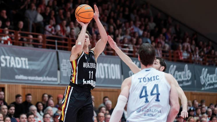 Im Bild: v.li. Brae Ivey (Wuerzburg Baskets, 11) gegen Guillem Vives (Joventut Badalona, 16) 03.02.2026, Fitness First Wuerzburg Baskets vs. Joventut Badalona, Basketball Champions League, Round of 16, Group K, 3. Spieltag, Deutschland, 97072, tectake-Arena Wuerzburg, Copyright: HMBxMedia xJulienxBecker