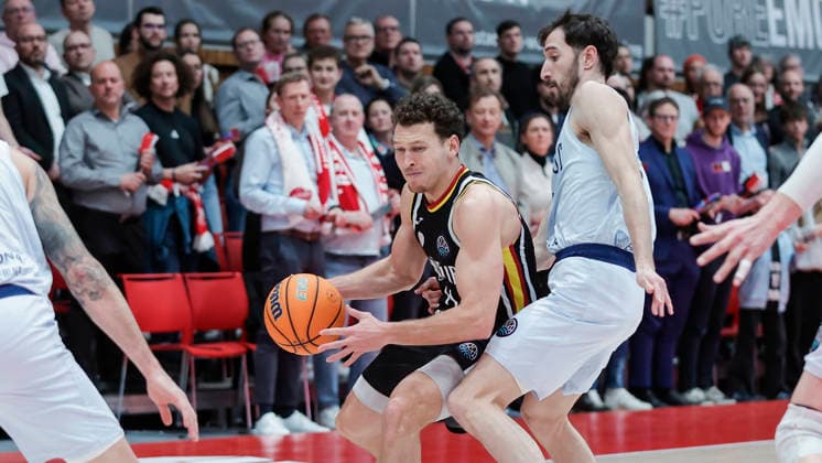 Im Bild: v.li. Brae Ivey (Wuerzburg Baskets, 11) gegen Guillem Vives (Joventut Badalona, 16) 03.02.2026, Fitness First Wuerzburg Baskets vs. Joventut Badalona, Basketball Champions League, Round of 16, Group K, 3. Spieltag, Deutschland, 97072, tectake-Arena Wuerzburg, Copyright: HMBxMedia xJulienxBecker