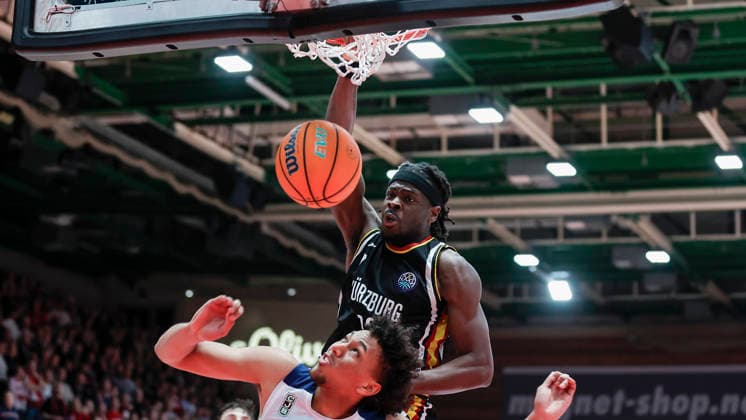 Im Bild: v.li. Yannick Kraag (Joventut Badalona, 1) gegen den Dunking von Charles Thompson (Wuerzburg Baskets, 32) 03.02.2026, Fitness First Wuerzburg Baskets vs. Joventut Badalona, Basketball Champions League, Round of 16, Group K, 3. Spieltag, Deutschland, 97072, tectake-Arena Wuerzburg, Copyright: HMBxMedia xJulienxBecker