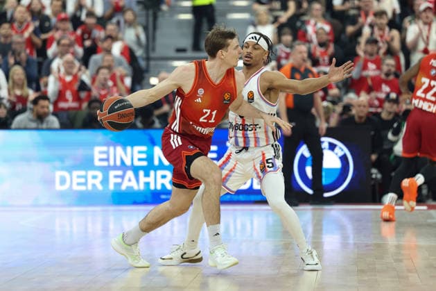 Justuz Hollatz (FC Bayern Basketball, 21) mit Justin Robinson (Paris Basketball, 05), GER, FC Bayern Basketball vs. Paris Basketball, Basketball, Euroleague, 26. Spieltag, Saison 2025 2026, 03.02.2026, GER, FC Bayern Basketball vs. Paris Basketball, Basketball, Euroleague, 26. Spieltag, Saison 2025 2026, 03.02.2026 Muenchen Copyright: xEibner-Pressefoto JennixMaulx EP_JML