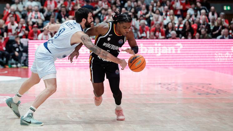 Im Bild: v.li. Ricky Rubio (Joventut Badalona, 9) gegen Marcus Carr(Wuerzburg Baskets, 5) 03.02.2026, Fitness First Wuerzburg Baskets vs. Joventut Badalona, Basketball Champions League, Round of 16, Group K, 3. Spieltag, Deutschland, 97072, tectake-Arena Wuerzburg, Copyright: HMBxMedia xJulienxBecker