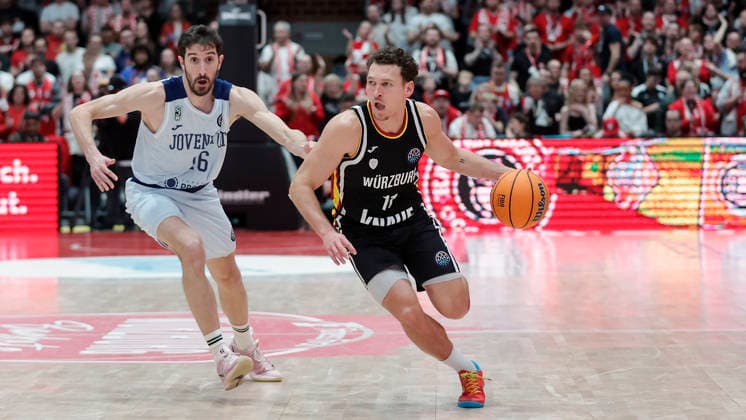 Im Bild: v.li. Guillem Vives (Joventut Badalona, 16) gegen Brae Ivey (Wuerzburg Baskets, 11) 03.02.2026, Fitness First Wuerzburg Baskets vs. Joventut Badalona, Basketball Champions League, Round of 16, Group K, 3. Spieltag, Deutschland, 97072, tectake-Arena Wuerzburg, Copyright: HMBxMedia xJulienxBecker