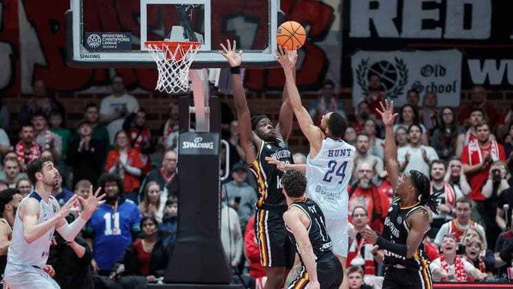 Im Bild: v.li. Charles Thompson (Wuerzburg Baskets, 32), Brae Ivey (Wuerzburg Baskets, 11), Cameron Hunt (Joventut Badalona, 24) und Marcus Carr(Wuerzburg Baskets, 5) 03.02.2026, Fitness First Wuerzburg Baskets vs. Joventut Badalona, Basketball Champions League, Round of 16, Group K, 3. Spieltag, Deutschland, 97072, tectake-Arena Wuerzburg, Copyright: HMBxMedia xJulienxBecker