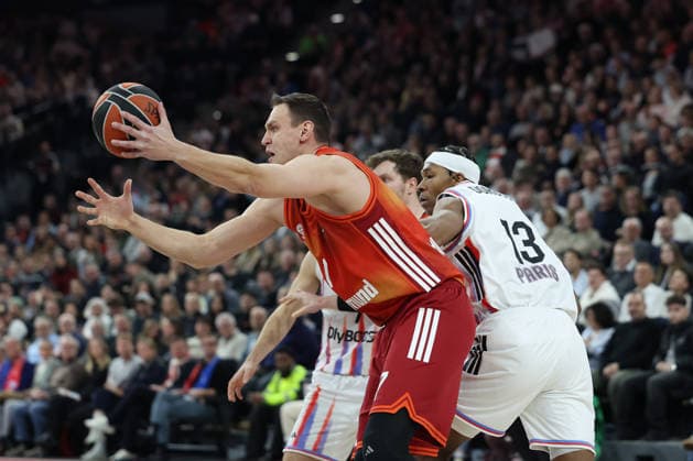 Johannes Voigtmann (FC Bayern Basketball, 07) mit Allan Dokossi (Paris Basketball, 13), GER, FC Bayern Basketball vs. Paris Basketball, Basketball, Euroleague, 26. Spieltag, Saison 2025 2026, 03.02.2026, GER, FC Bayern Basketball vs. Paris Basketball, Basketball, Euroleague, 26. Spieltag, Saison 2025 2026, 03.02.2026 Muenchen Copyright: xEibner-Pressefoto JennixMaulx EP_JML