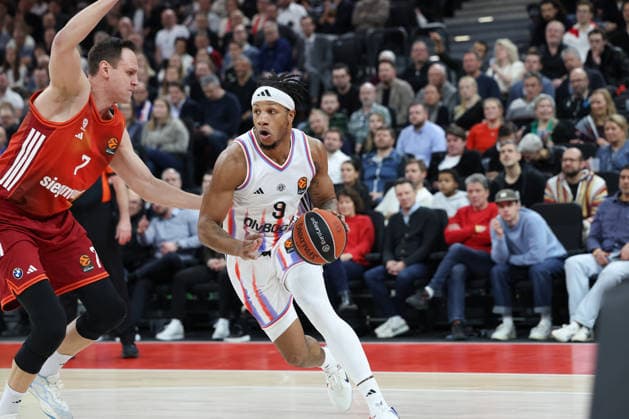 Lamar Stevens (Paris Basketball, 09) mit Johannes Voigtmann (FC Bayern Basketball, 07), GER, FC Bayern Basketball vs. Paris Basketball, Basketball, Euroleague, 26. Spieltag, Saison 2025 2026, 03.02.2026, GER, FC Bayern Basketball vs. Paris Basketball, Basketball, Euroleague, 26. Spieltag, Saison 2025 2026, 03.02.2026 Muenchen Copyright: xEibner-Pressefoto JennixMaulx EP_JML