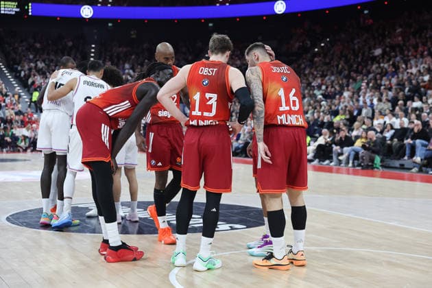 Besprechung auf dem Feld, Wenyen Gabriel (FC Bayern Basketball, 32) mit Andreas Obst (FC Bayern Basketball, 13) und Stefan Jovic (FC Bayern Basketball, 16), mit Isiaha Mike (FC Bayern Basketball, 22), GER, FC Bayern Basketball vs. Paris Basketball, Basketball, Euroleague, 26. Spieltag, Saison 2025 2026, 03.02.2026, GER, FC Bayern Basketball vs. Paris Basketball, Basketball, Euroleague, 26. Spieltag, Saison 2025 2026, 03.02.2026 Muenchen Copyright: xEibner-Pressefoto JennixMaulx EP_JML