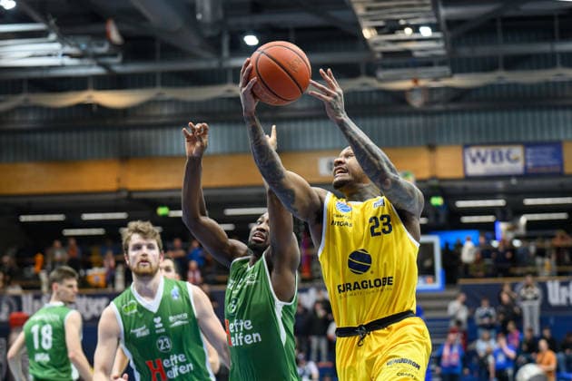 Alex Gross (Kapfenberg, 23), Taye Fields (Kapfenberg, 5), Charles Callison (MBC, 23), Syntainics MBC vs. Hefte Helfen Bulls Kapfenberg, European North Basketball League 2025 26, Germany, Austria, 03.02.2026. Foto: Schulz Weissenfels Stadthalle Sachsen-Anhalt Deutschland