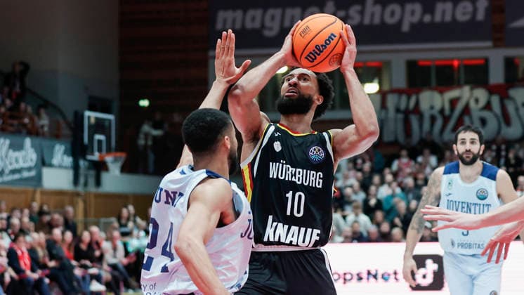 Im Bild: v.li. Cameron Hunt (Joventut Badalona, 24) gegen Davion Mintz (Wuerzburg Baskets, 10) 03.02.2026, Fitness First Wuerzburg Baskets vs. Joventut Badalona, Basketball Champions League, Round of 16, Group K, 3. Spieltag, Deutschland, 97072, tectake-Arena Wuerzburg, Copyright: HMBxMedia xJulienxBecker